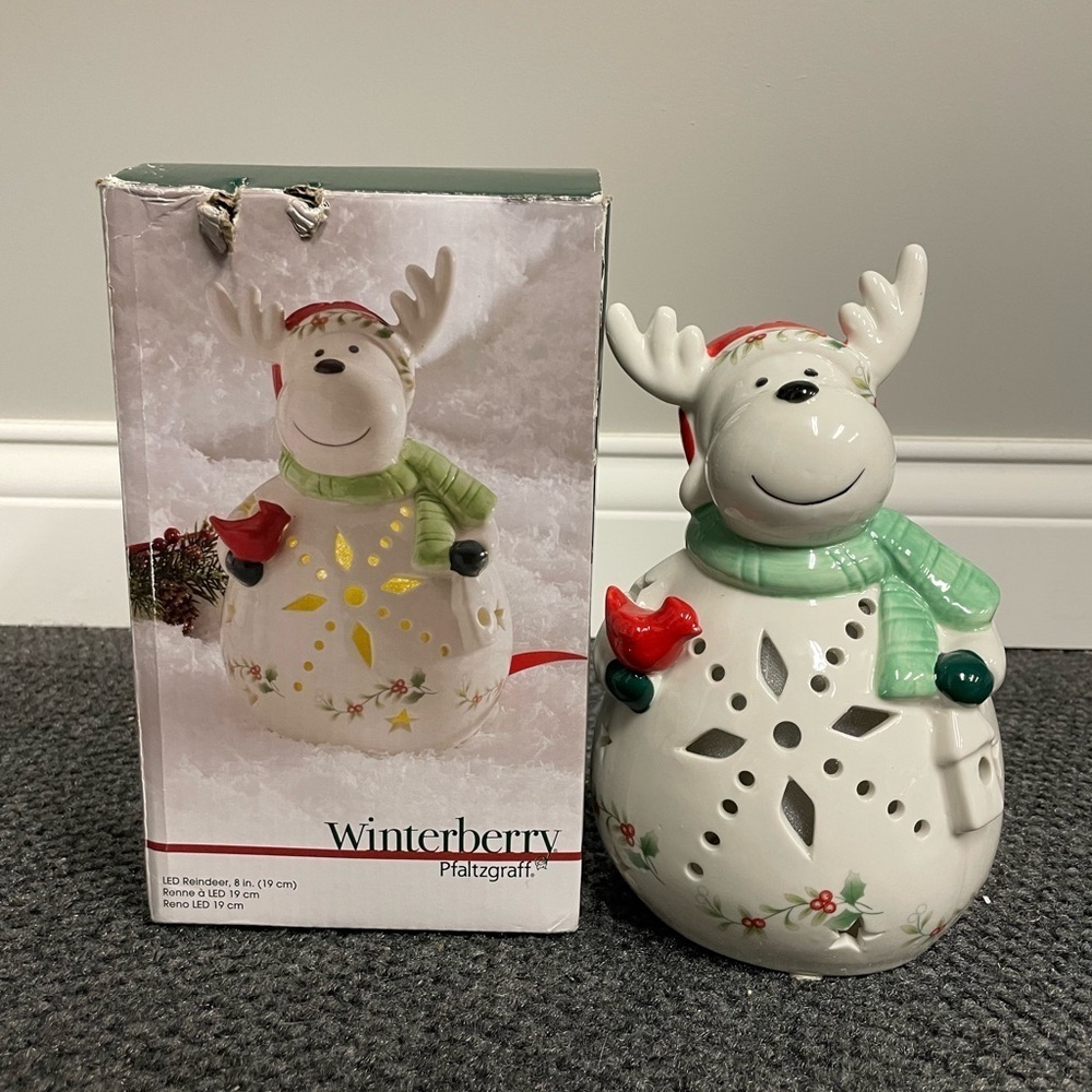 Pfaltzgraff Winterberry LED Reindeer